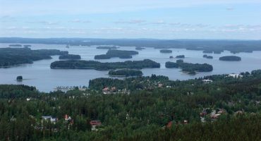 Finlandia, bajo el sol de media noche