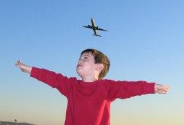 10 consejos para hacer más fácil viajar con niños en avión