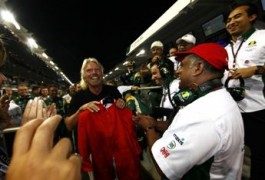 Richard Branson, de millonario a… asistente de vuelo