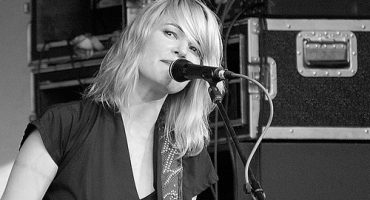 A la actriz Leisha Hailey no le permiten volar