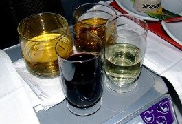 Las aerolíneas que siguen ofreciendo bebidas (alcohólicas)