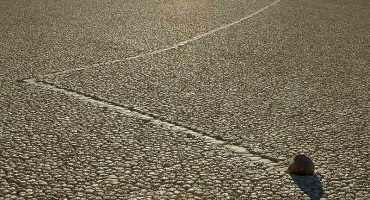 Las Piedras Viajeras de Racetrack Playa: el fenómeno de las rocas que se desplazan solas
