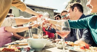Top 10: Las normas de etiqueta sobre la mesa más extrañas del mundo