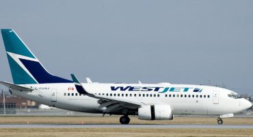 La respuesta de una piloto de WestJet a la nota sexista de un pasajero