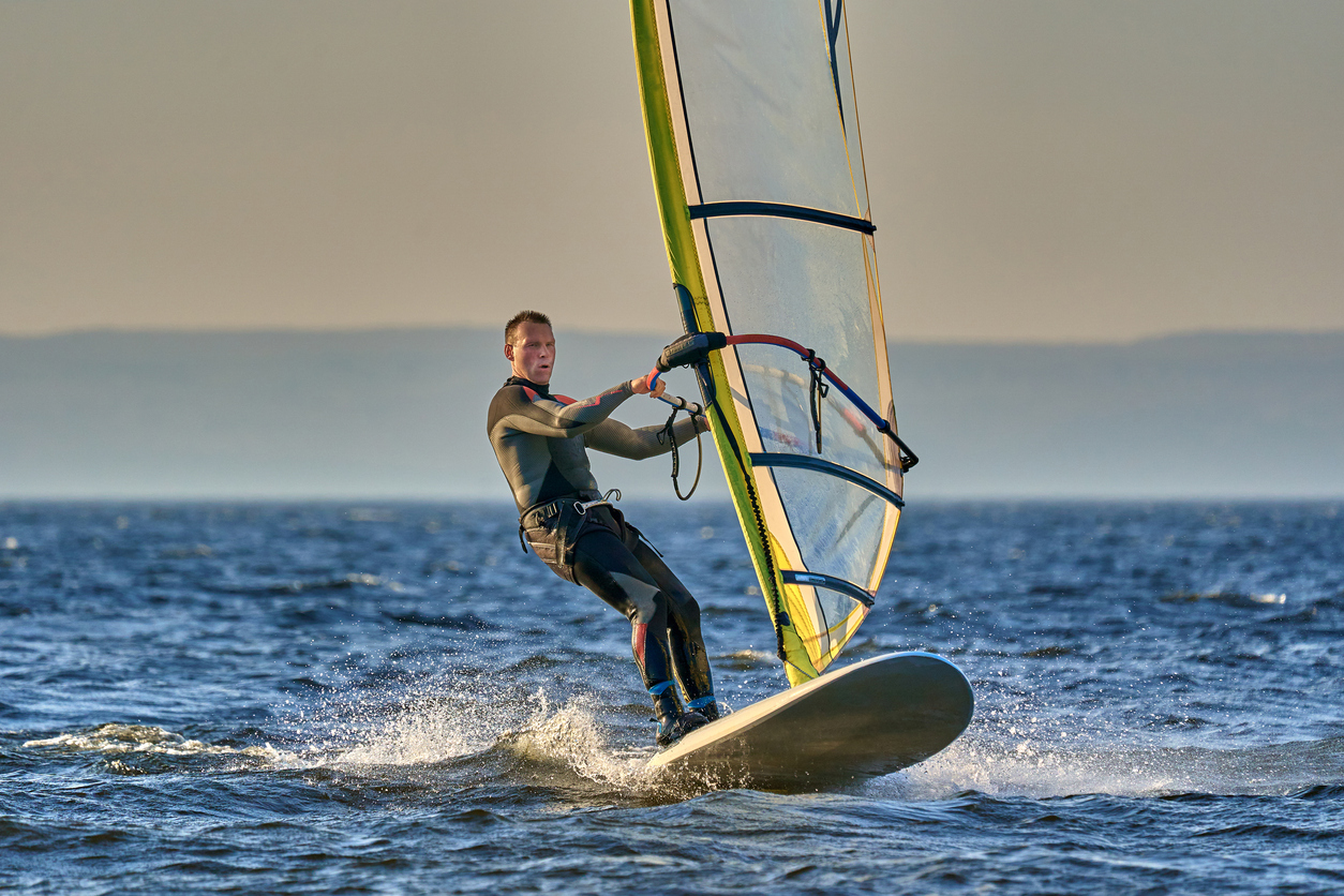 Deportista practicando windsurf