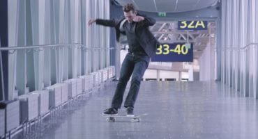 ¡En monopatín por el aeropuerto de Helsinki!