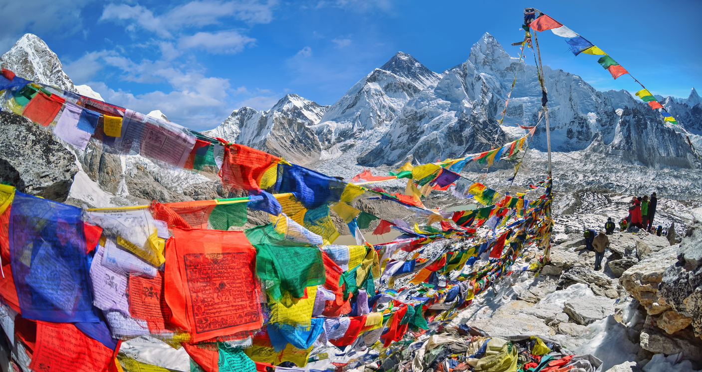 El Everest con oraciones budistas en tela