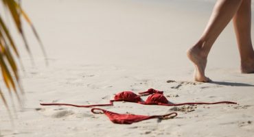 Cómo hacer nudismo en la playa (y sobrevivir en el intento)
