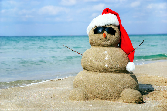 hombre de nieve en la playa