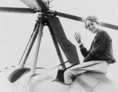 Fotografía de Amelia Earhart en su avión