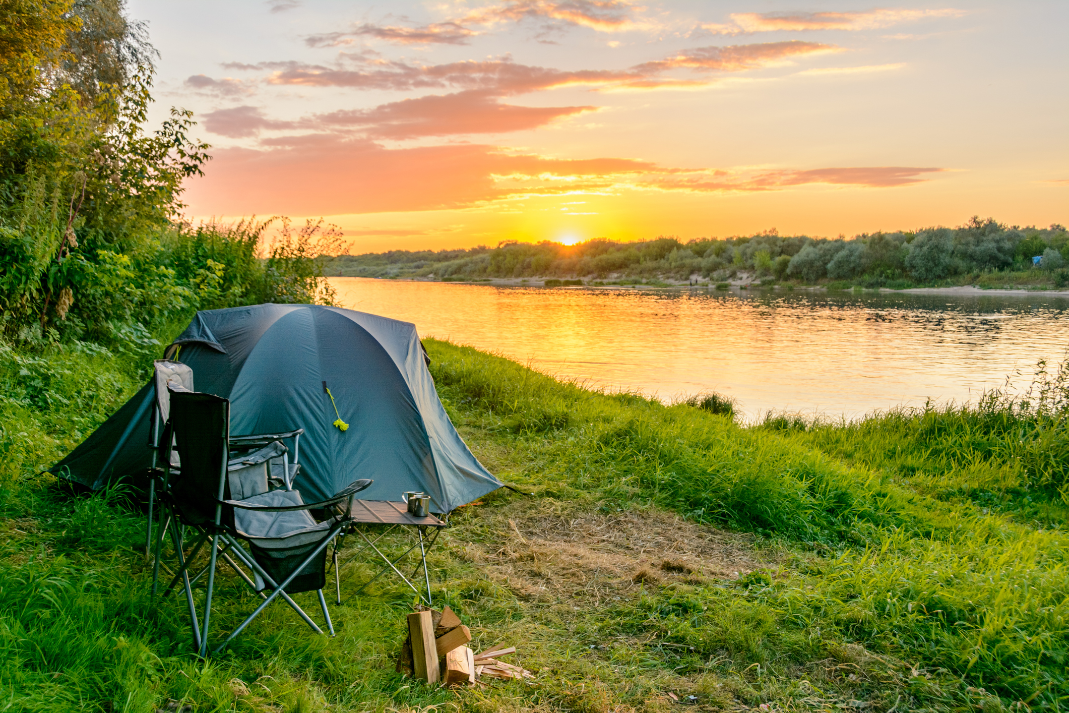 Acampada al lado de un río