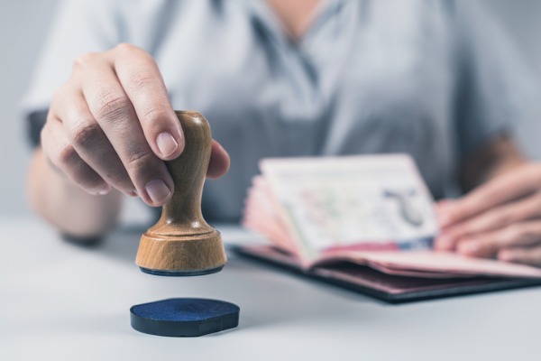 Sellar el pasaporte para entrar en la frontera