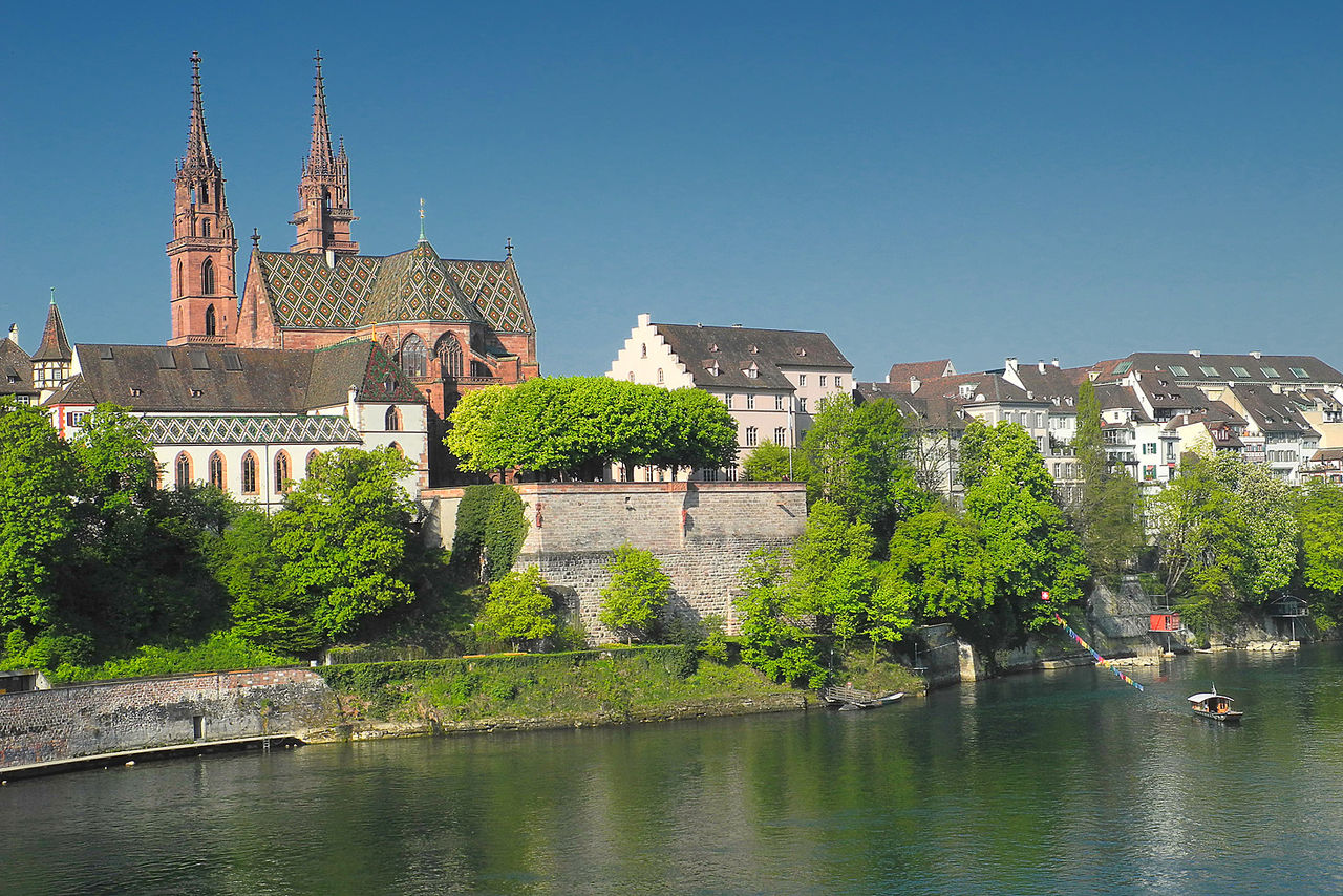 Vista de la Catedral de Basilea desde el río