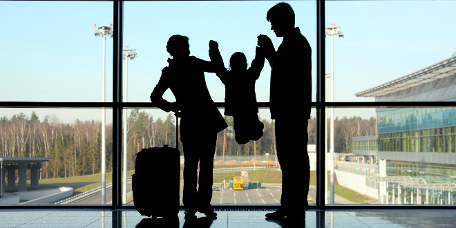 Familia en un aeropuerto