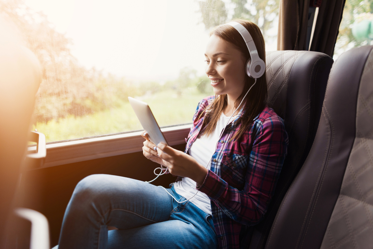 Viajera escuchando música en un autobús