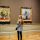 Joven en un museo