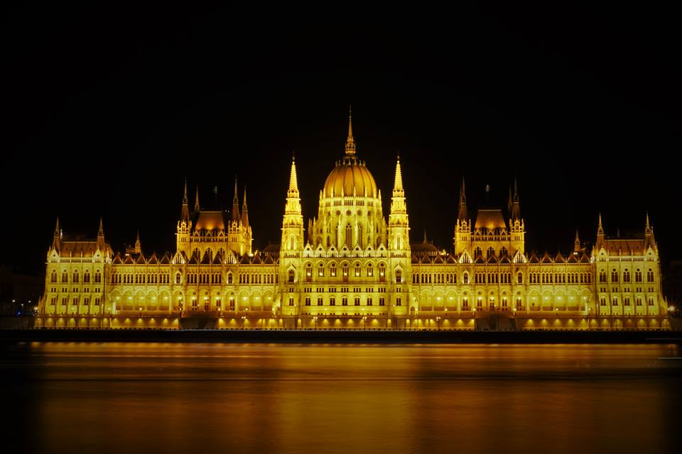 El Parlamento húngaro de noche
