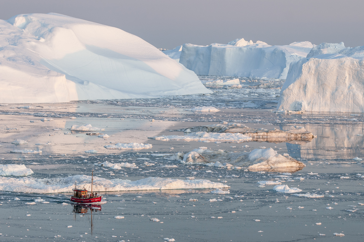 Barco surcando las aguas de Groenlandia