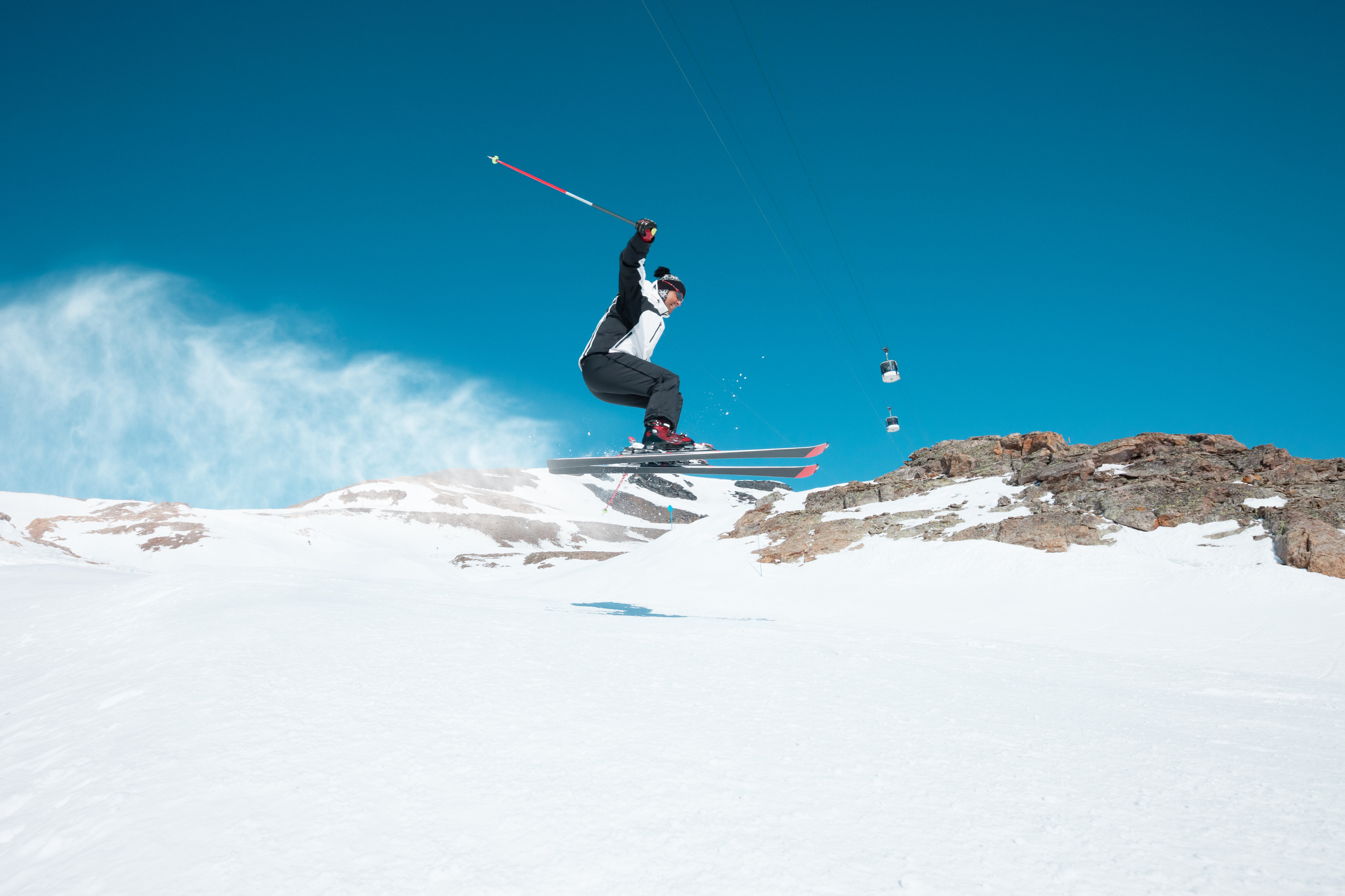 Esquiador practicando su deporte favorito