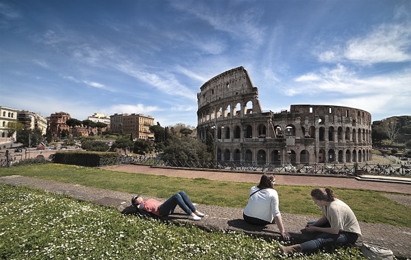 chicas-sentadas-coliseo-roma
