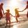 familia-saltando-playa