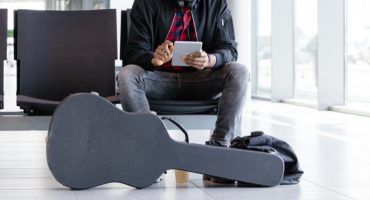 ¿Cómo viajar en avión con instrumentos musicales?