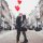 pareja-globos-corazones-calle
