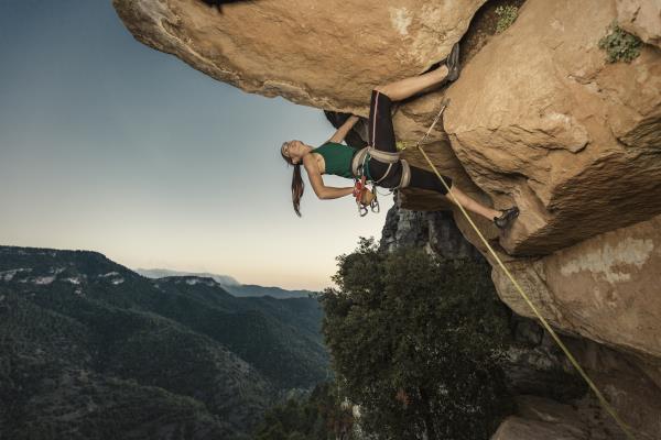 mujer-practicando-escalada-siurana-tarragona