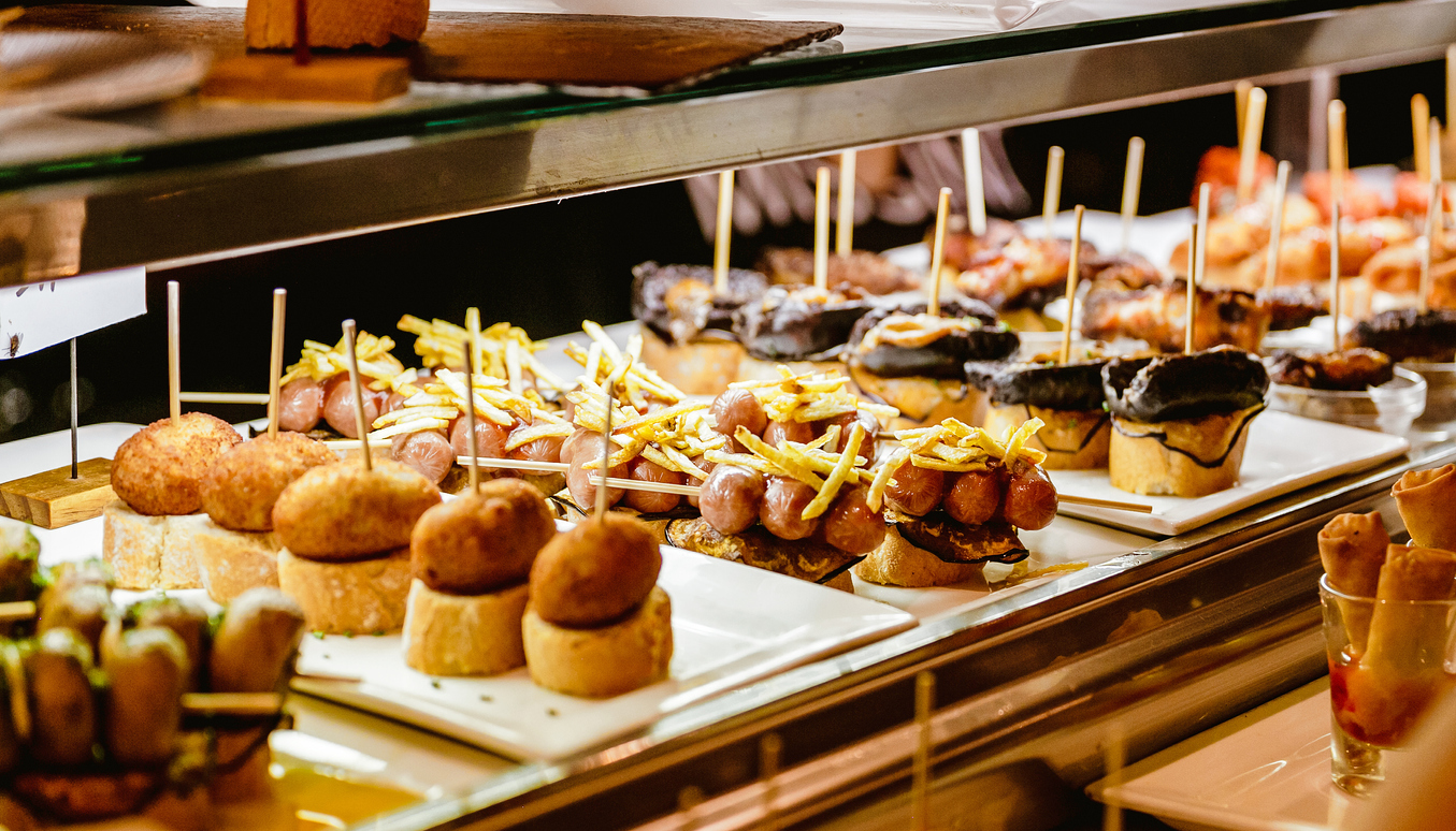 Pintxos en un bar del País Vasco