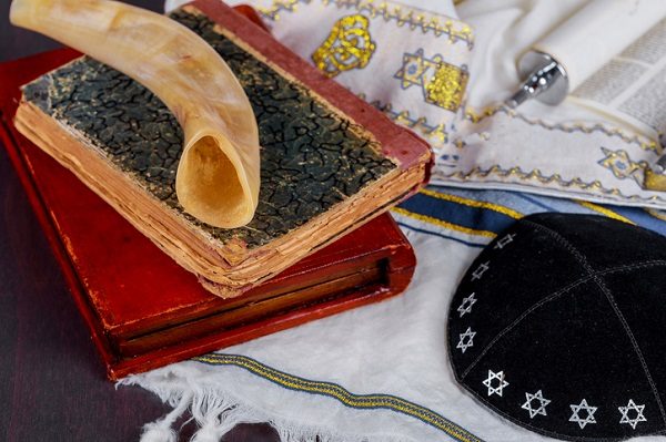 Cómo colocar los libros sagrados en una sinagoga.