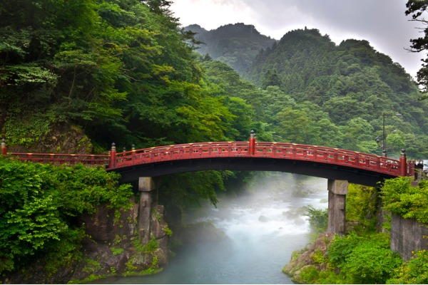 Puente sagrado Shinkyo en Nikko (Japón)