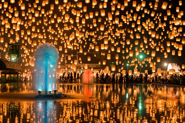 El festival Loi Krathong llena de luces los ríos y cielos de Tailandia