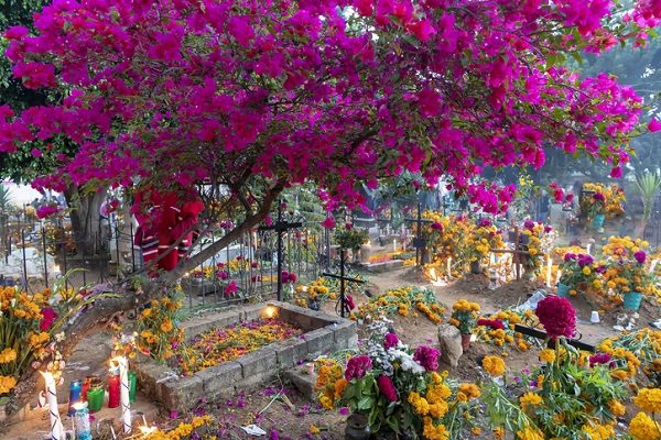 Cementerio mexicano en el Día de los Muertos