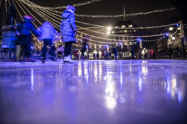 Pista de hielo en el Kungstradgarten Park de Estocolmo