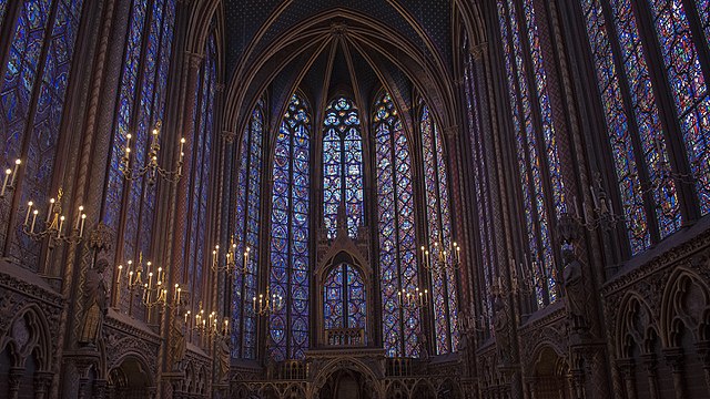 Interior de la Saint Chapelle en París