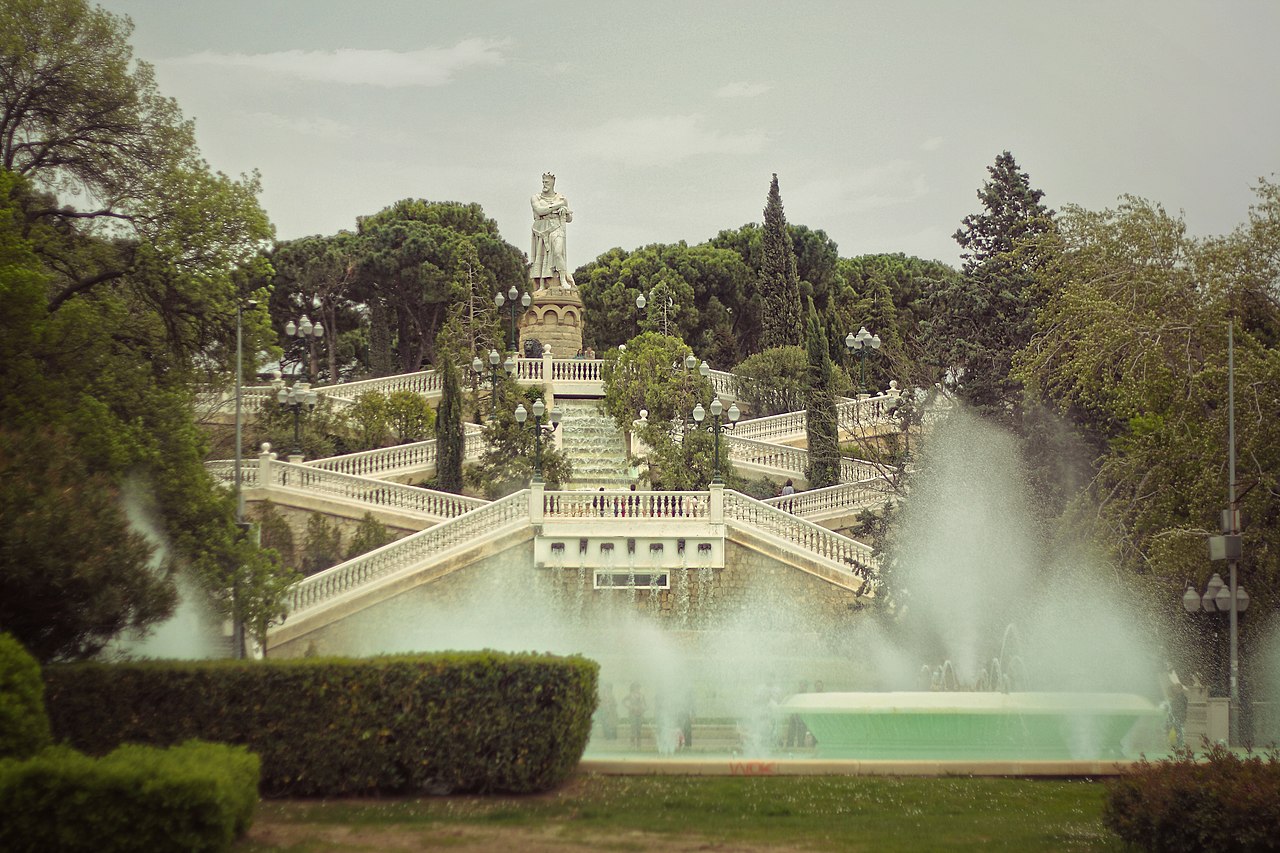 Fuente y escultura de Alfonso el Batallador en el Parque Grande José Antonio Labordeta en Zaragoza