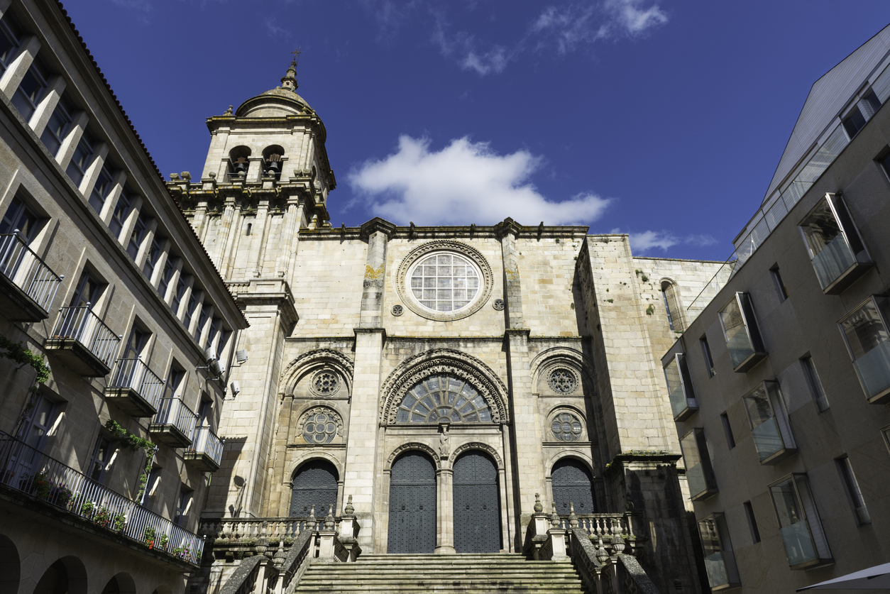 Una de las portadas de la Catedral de Ourense