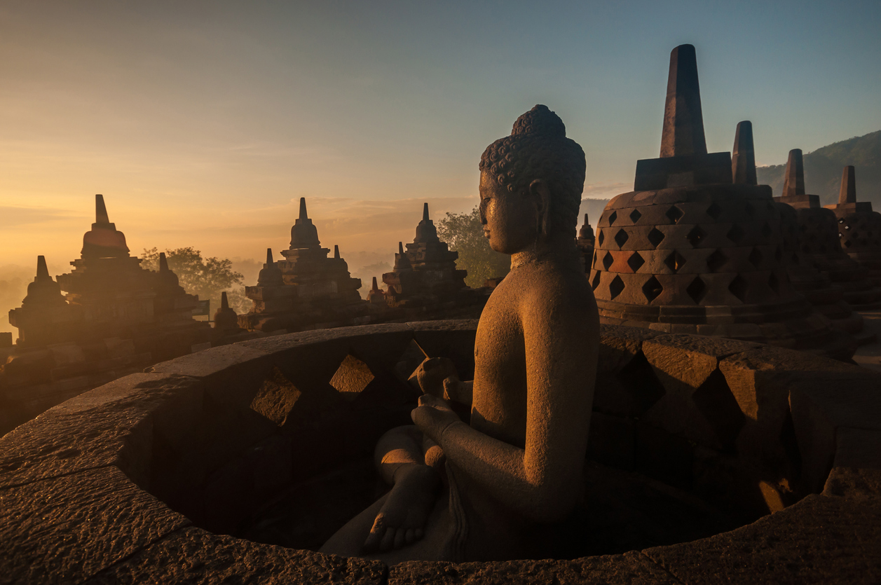 Escultura de Buda en el Templo de Borobudur (Java)