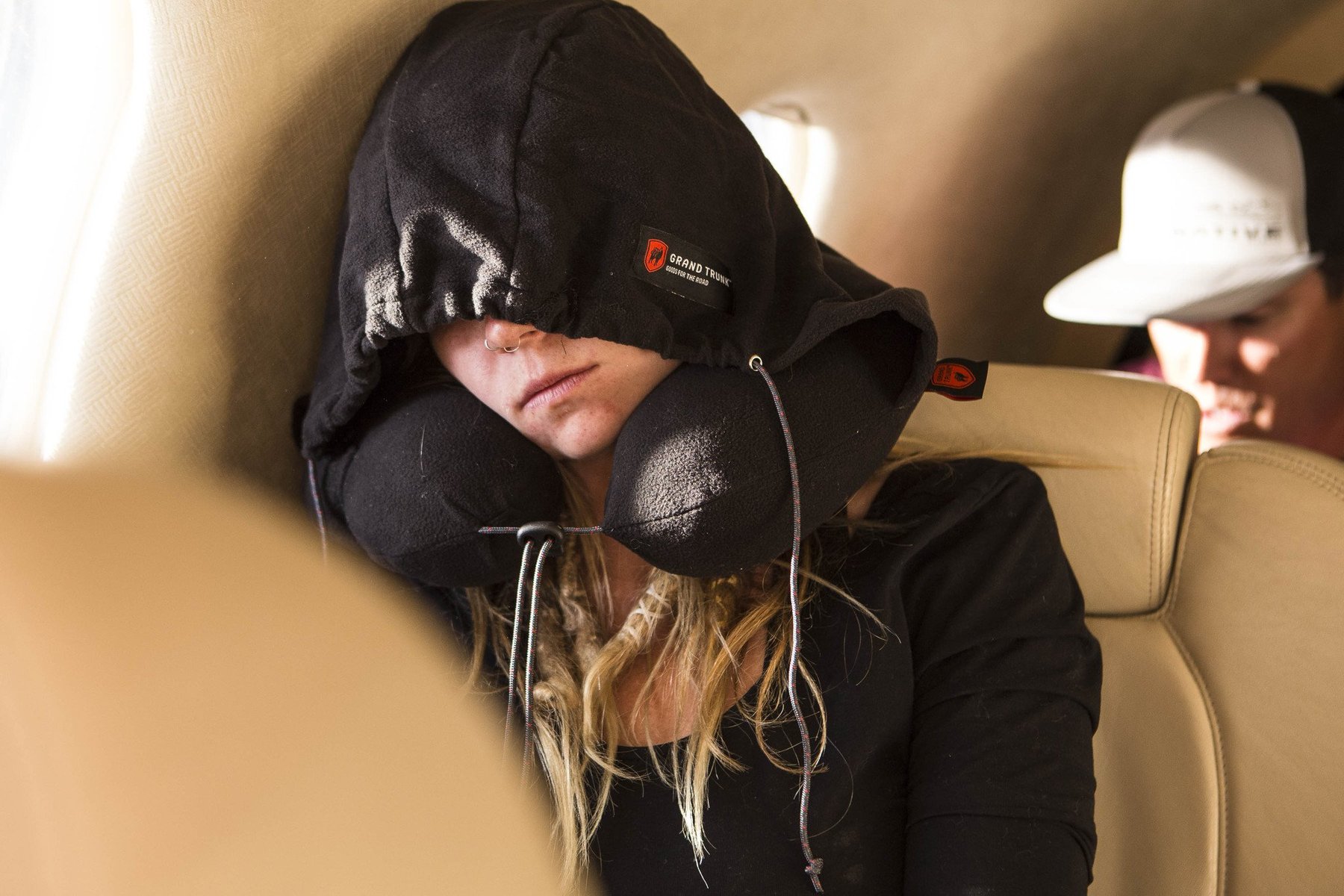 Almohada de viaje con capucha