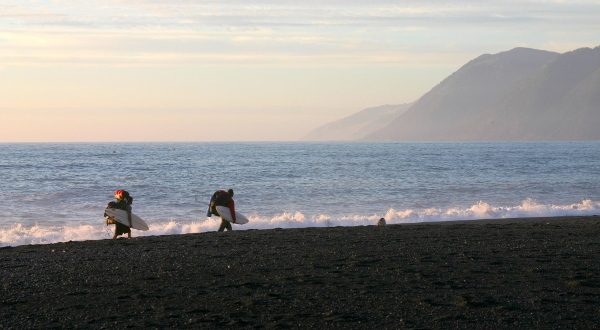 Playa de arena negra en California