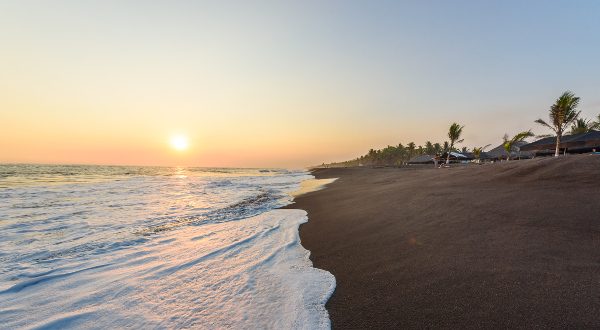 Playa de arena negra en Guatemala