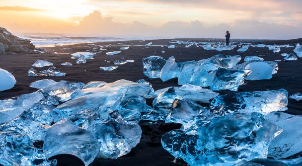 Playa de arena negra en Islandia