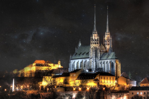 Catedral de Brno de noche