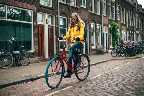 Mujer en bicicleta por Utrecht