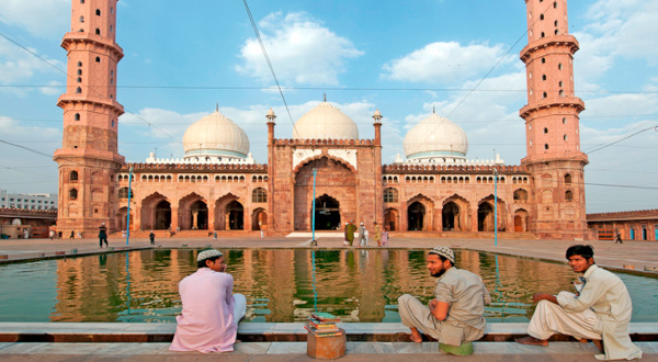 Fachada de la Mezquita Tal-uj-Masajid de India