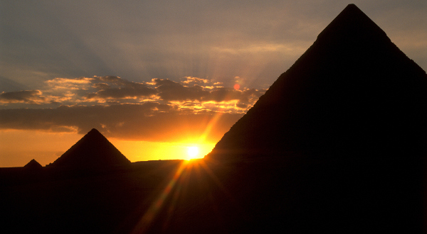 Puesta de sol en las pirámides de Egipto