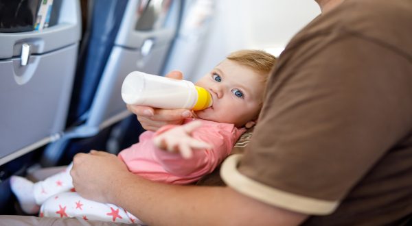 Bebé a bordo de un avión