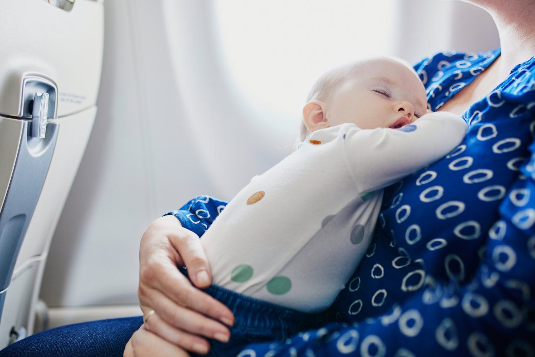 Viaje en avión con un bebé