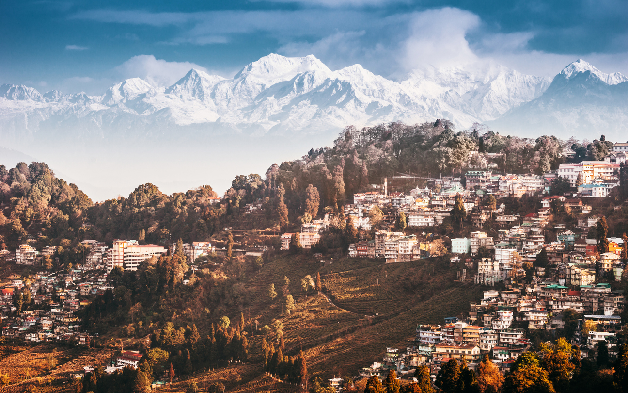 Vistas de Darjeeling con el Himalaya al fondo