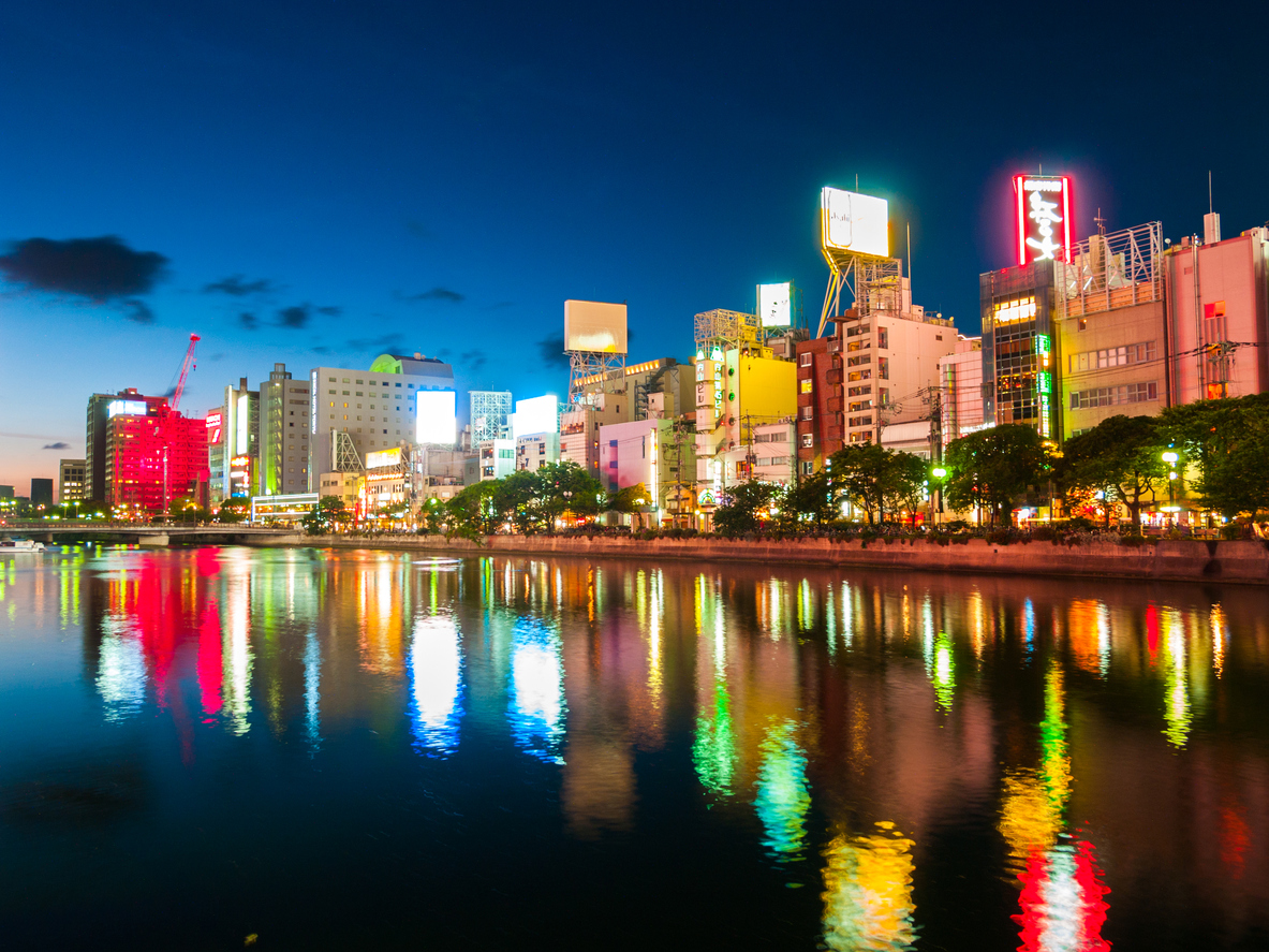 Vista nocturna de Fukuoka desde el río
